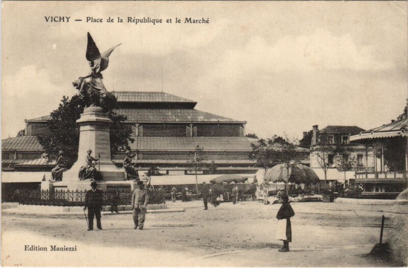Carte postale ancienne Vichy Place de la Republique et la Marche France à Vichy