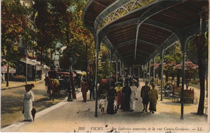 Carte postale ancienne Vichy I'es Galeries couvertes et la rue France à Vichy