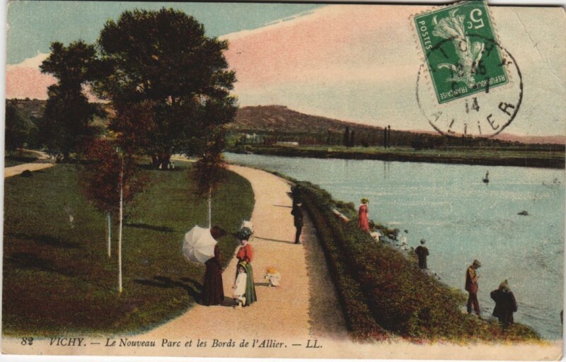 Carte postale ancienne Vichy Le Nouveau Parc et les Bords de l'Allier France à Vichy