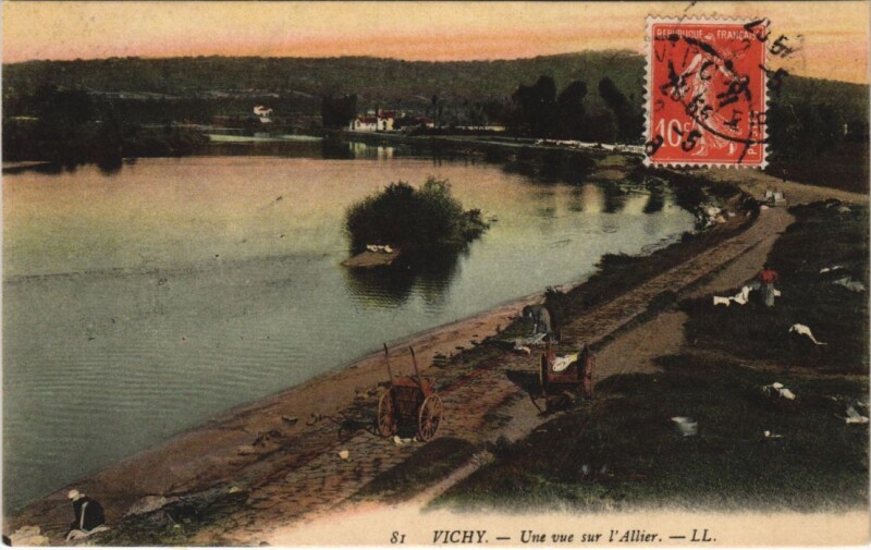 Carte postale ancienne Vichy Une vue sur l'Allier France à Vichy