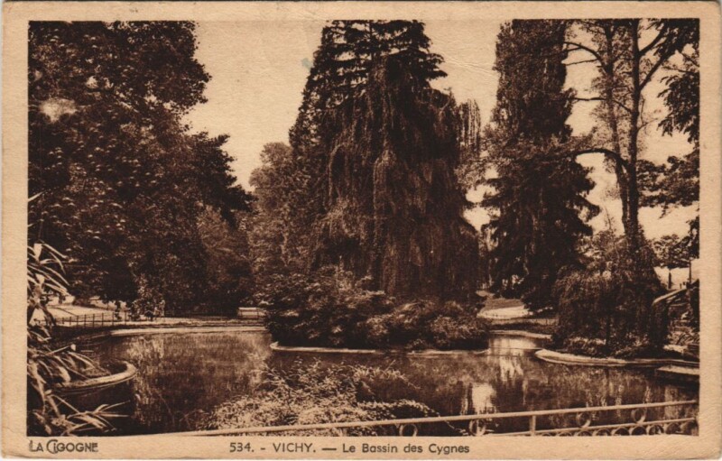 Carte postale ancienne Vichy Le Bassin des Cygnes France à Vichy