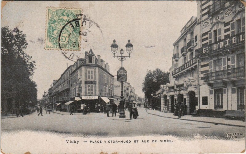 Carte postale ancienne Vichy Palace Victor-Hugo et Rue de Nimes France à Vichy
