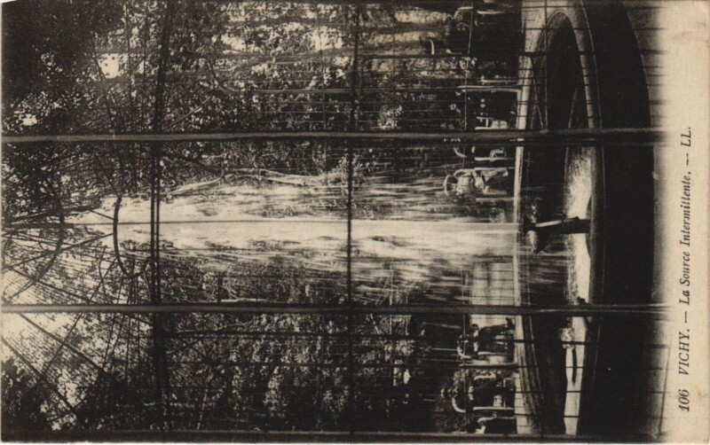 Carte postale ancienne Vichy La Source Intermittente France à Vichy