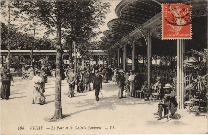 Carte postale ancienne Vichy Le Parc et la Galerie couverte France à Vichy