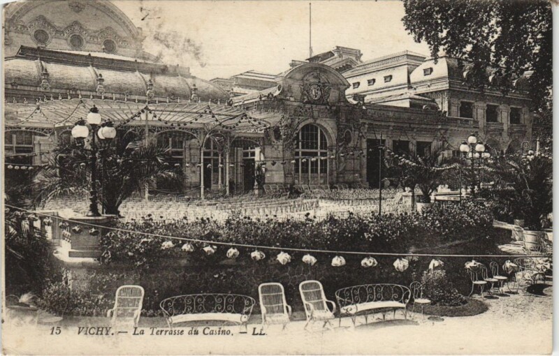 Carte postale ancienne Vichy La Terrasse du Casino France à Vichy
