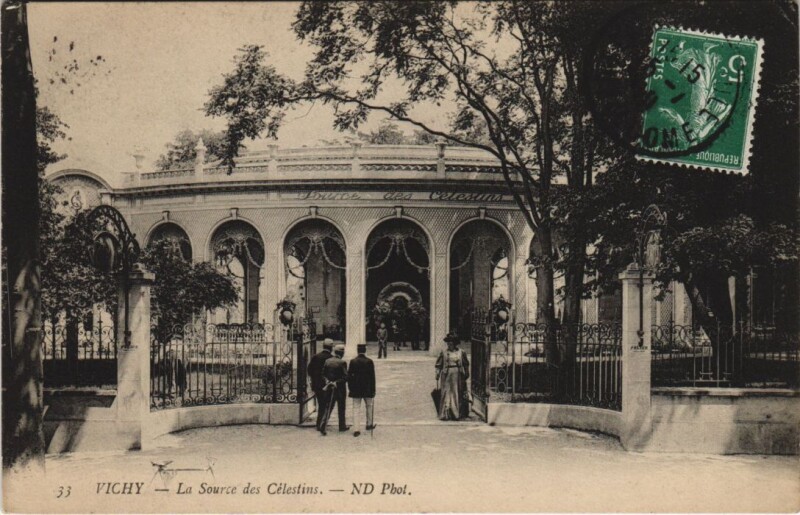 Carte postale ancienne Vichy La source des Celestins France à Vichy