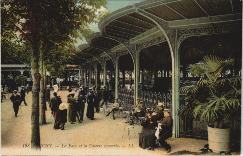Carte postale ancienne Vichy Le Parc et la Galerie couverte France à Vichy