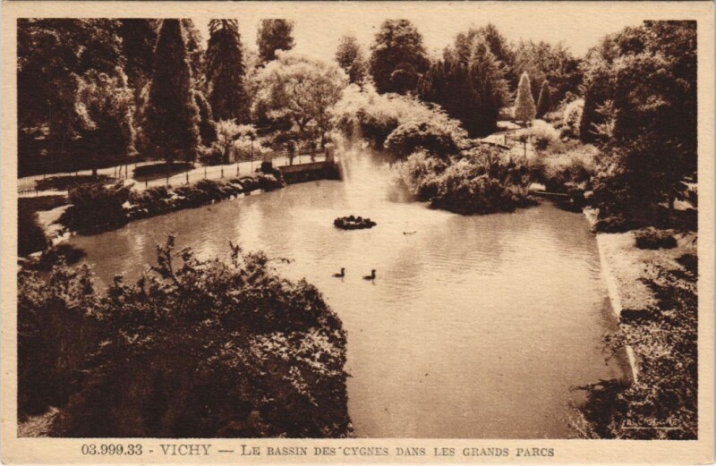 Carte postale ancienne Vichy Le Bassin des Cygnes France à Vichy