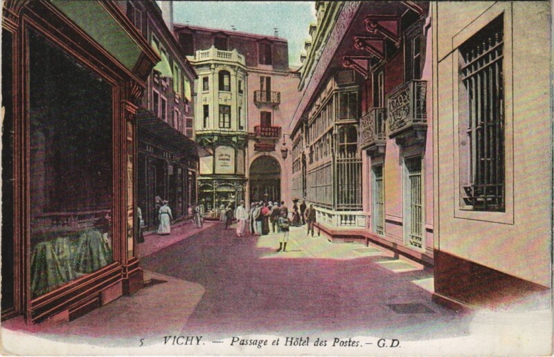 Carte postale ancienne Vichy Passage et Hotel des Postes France à Vichy
