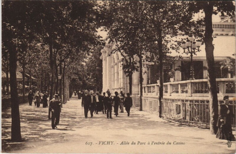 Carte postale ancienne Vichy Allee du Parc France à Vichy