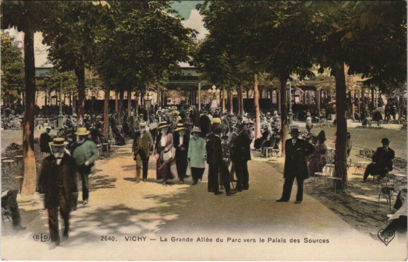 Carte postale ancienne Vichy La Grande Allee du Parc France à Vichy