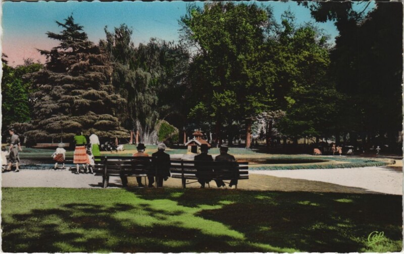 Carte postale ancienne Moulins Le Jardin de la Gare France à Moulins