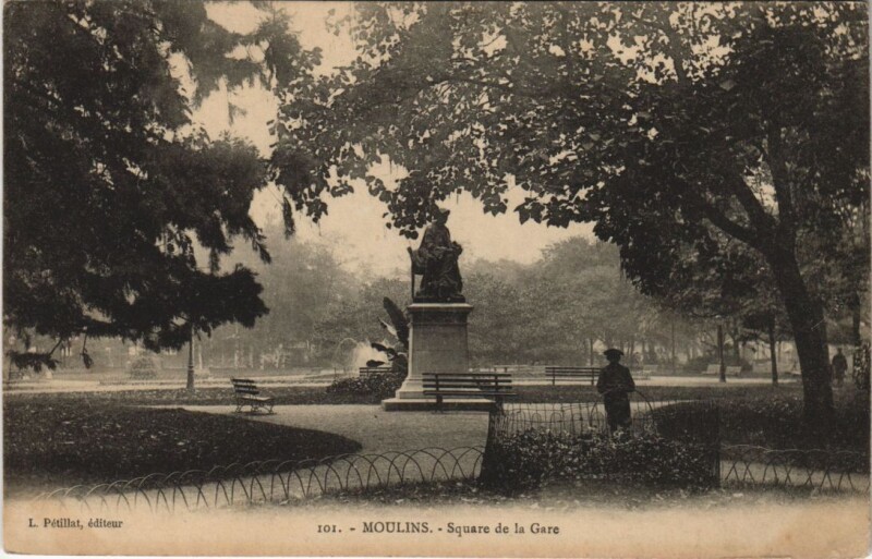Carte postale ancienne Moulins Square de la Gare France à Moulins