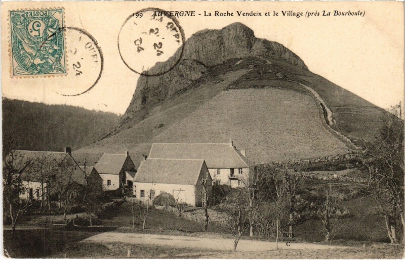 Carte postale ancienne La Bourboule La Roche Vendeix et le Village à La Bourboule