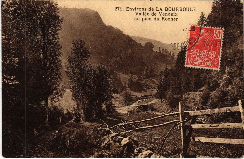 Carte postale ancienne La Bourboule Environs - Vallee de Vendeix au Pied du Rocher à La Bourboule