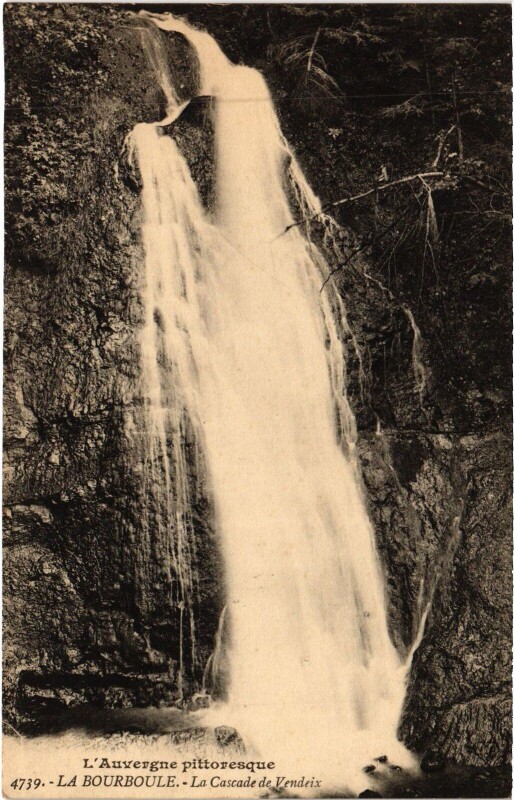 Carte postale ancienne La Bourboule La Cascade de Vendeix à La Bourboule