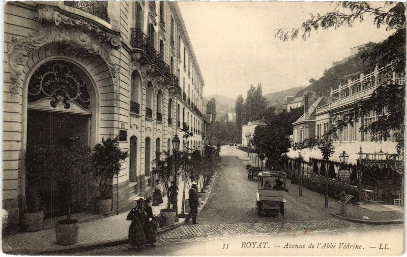 Carte postale ancienne Royat Avenue de l'Abbe Vedrine à Royat