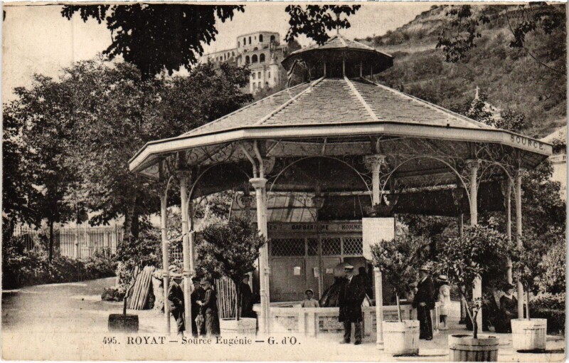 Carte postale ancienne Royat Source Eugenie à Royat
