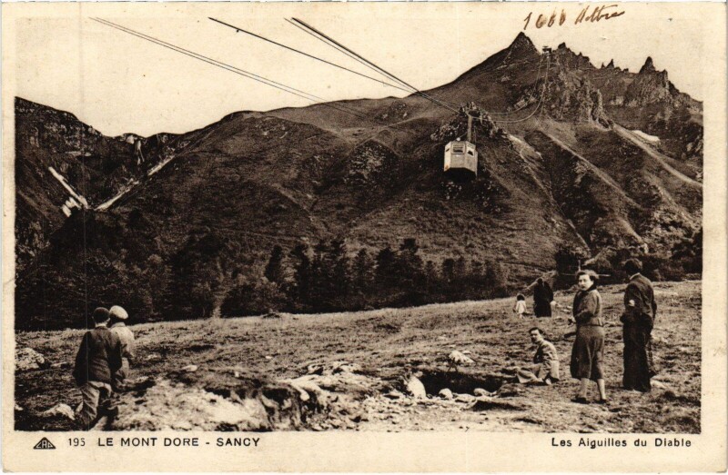 Carte postale ancienne Le Mont-Dore Sancy - Les Aiguilles du Diable à Mont-Dore
