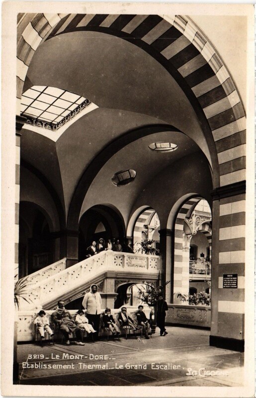 Carte postale ancienne Le Mont-Dore Etablissement Thermal - Le Grand Escalier à Mont-Dore