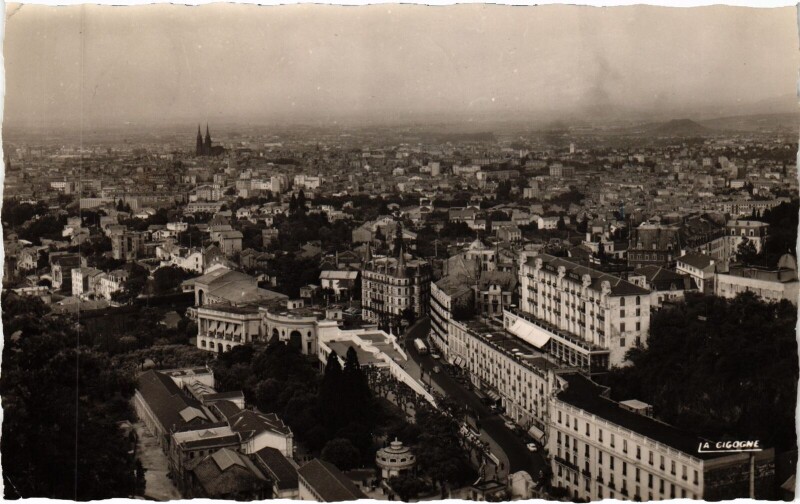 Carte postale ancienne Royat Vue Generale vers Clermont-Ferrand à Clermont-Ferrand