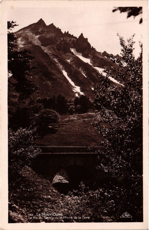 Carte postale ancienne Le Mont-Dore Le Pic du Sancy vu du Pont de la Dore à Mont-Dore