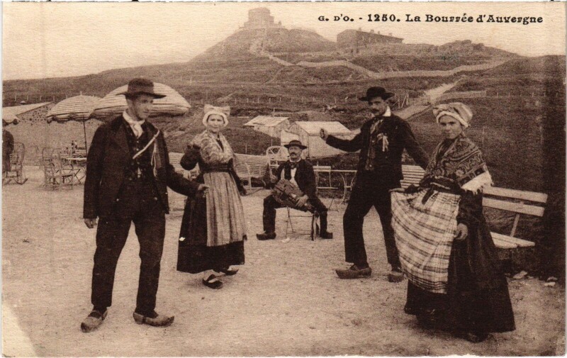 Carte postale ancienne La Bourree d'Auvergne - Folklore