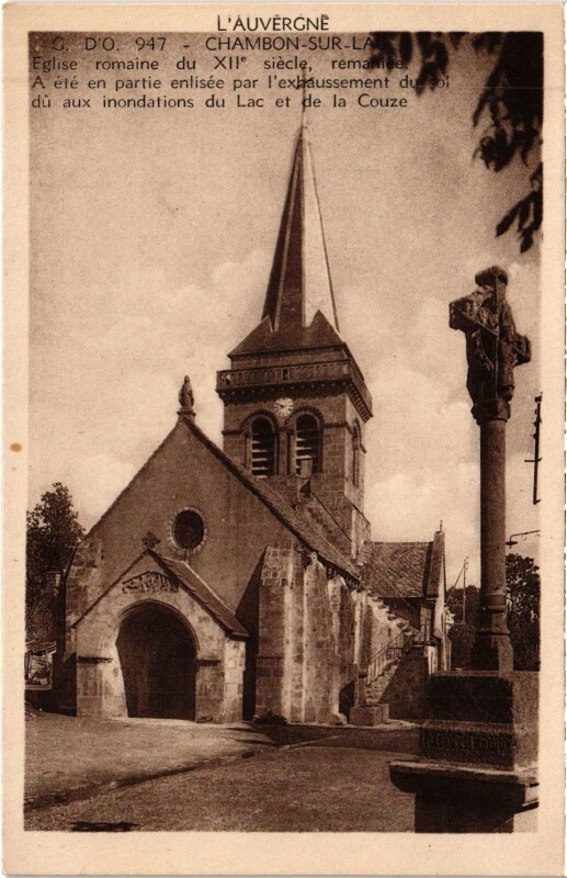 Carte postale ancienne Chambon-sur-Lac Eglise Romane à Chambon-sur-Lac