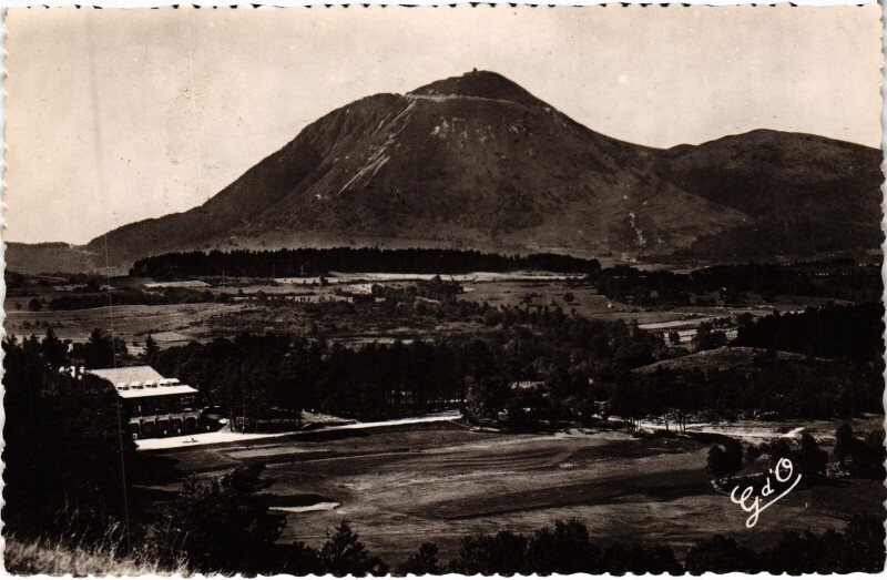 Carte postale ancienne Le Puy de Dome - En Premier Plan Golf de Charade