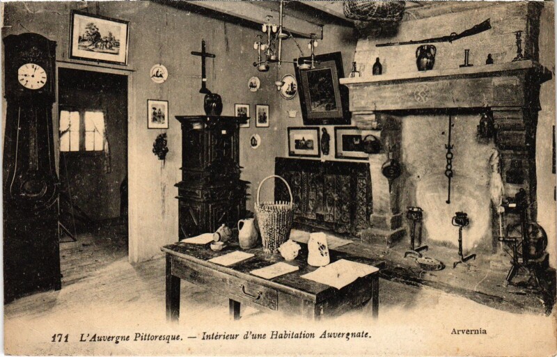 Carte postale ancienne Interieur d'une Habitation Auvergnate
