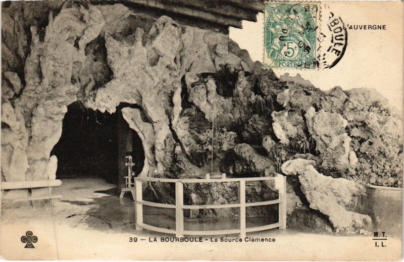 Carte postale ancienne La Bourboule La Source Clemence à La Bourboule