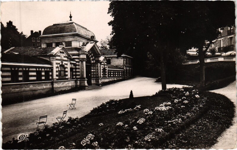 Carte postale ancienne Chatel-Guyon Le Parc de l'Etablissement Thermal Henry