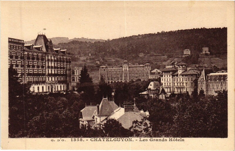 Carte postale ancienne Chatel-Guyon Les Grands Hotels