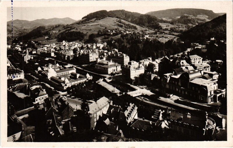 Carte postale ancienne La Bourboule Vue Generale et la Roche-Vendeix à La Bourboule