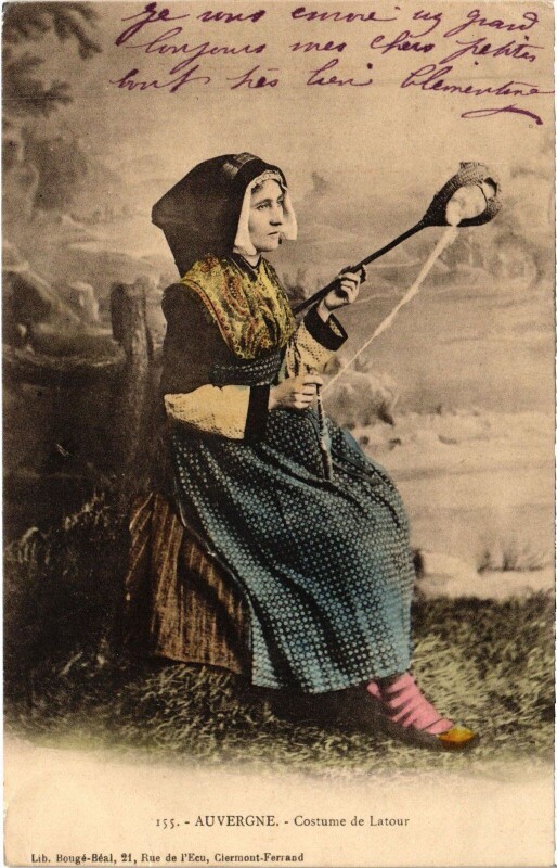 Carte postale ancienne La Tour-d'Auvergne Costume de La Tour - Type à La Tour-d'Auvergne
