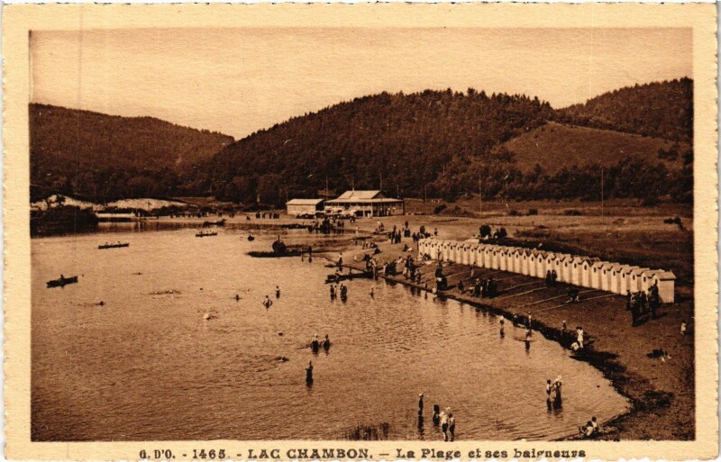 Carte postale ancienne Lac Chambon - La Plage et ses Baigneurs