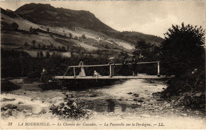 Carte postale ancienne La Bourboule Chemin des Cascades - La Passerelle sur la Dordogne à La Bourboule