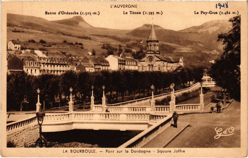 Carte postale ancienne La Bourboule Pont sur la Dordogne - Square Joffre à La Bourboule