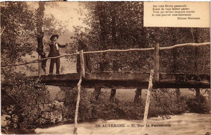 Carte postale ancienne En Auvergne - Sur la Passerelle