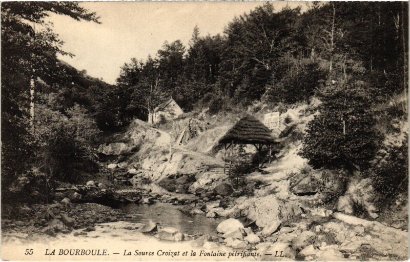 Carte postale ancienne La Bourboule La Source Croizat et la Fontaine Petrifiante à La Bourboule