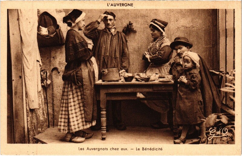 Carte postale ancienne Les Auvergnats Chez Eux - Le Benedicite
