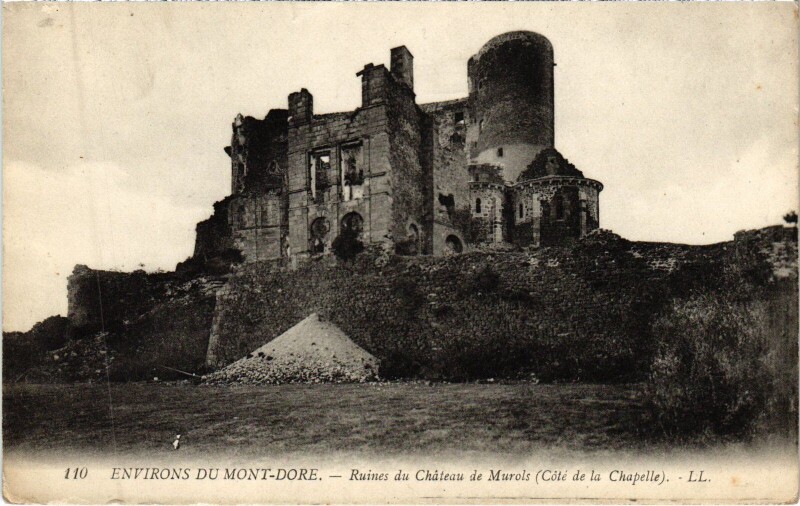 Carte postale ancienne Murol Ruines du Chateau de Murols - Cote de la Chapelle à Murol