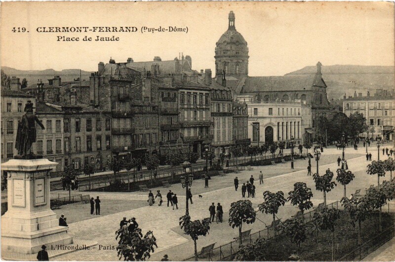 Carte postale ancienne Clermont-Ferrand Place de Jaude à Clermont-Ferrand