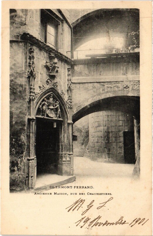 Carte postale ancienne Clermont-Ferrand Ancienne Maison - Rue des Chaussetiers à Clermont-Ferrand