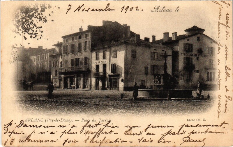 Carte postale ancienne Arlanc Place du Terrail à Arlanc