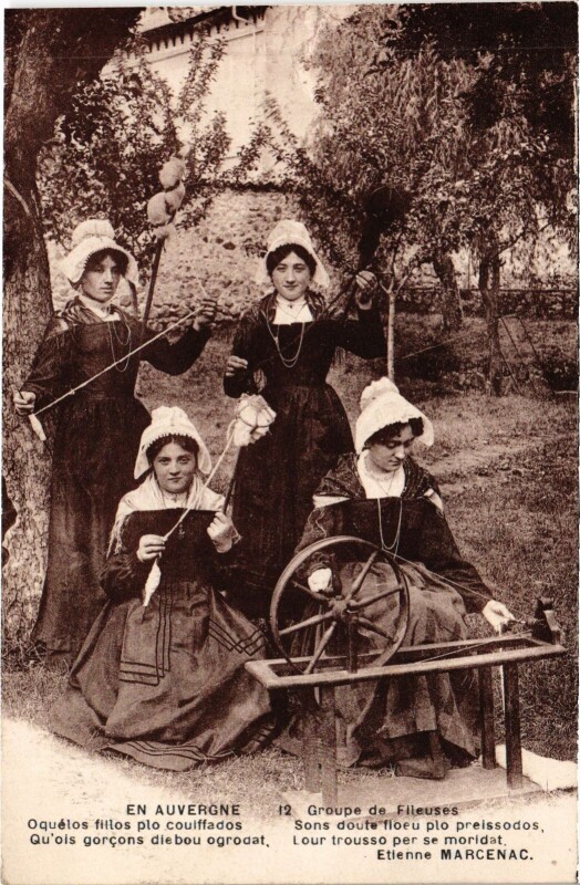 Carte postale ancienne En Auvergne - Groupe de Fileuses - Types