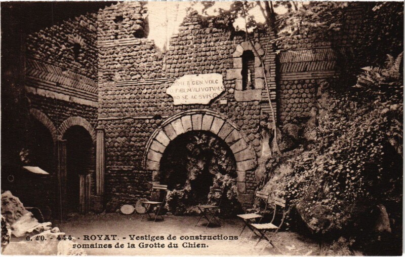 Carte postale ancienne Royat Vestiges de Constructions Romaines de la Grotte du Chien à Royat