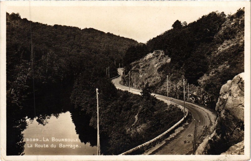 Carte postale ancienne La Bourboule La Route du Barrage à La Bourboule