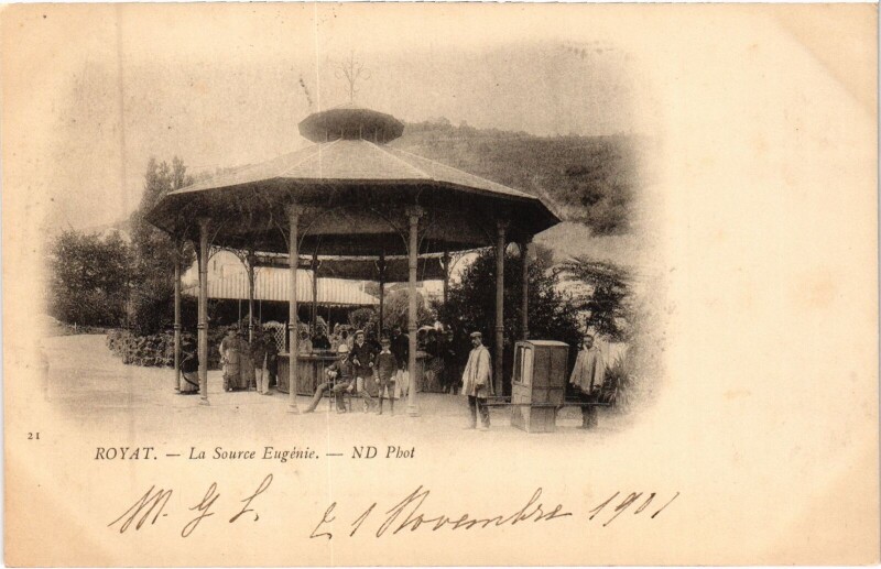 Carte postale ancienne Royat La Source Eugenie à Royat