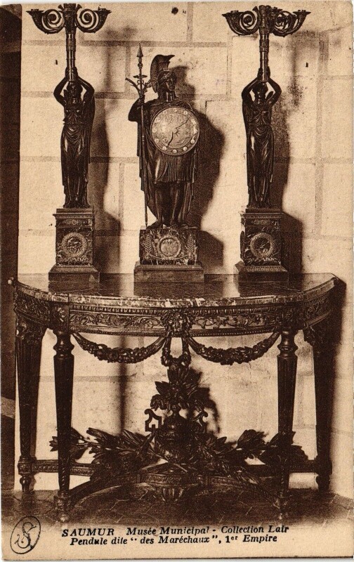 Carte postale ancienne Saumur - Musée Municipal - Collection Lair Pendule dite à Saumur